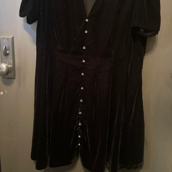 VELVET MINI DRESS With Diamond buttons - NWT - Picture 6 of 16